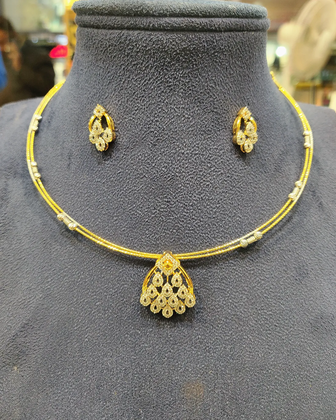 Pankha collar, view 2